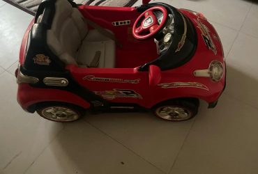 Battery operated kids electric car in mint condition with adapter & remote.