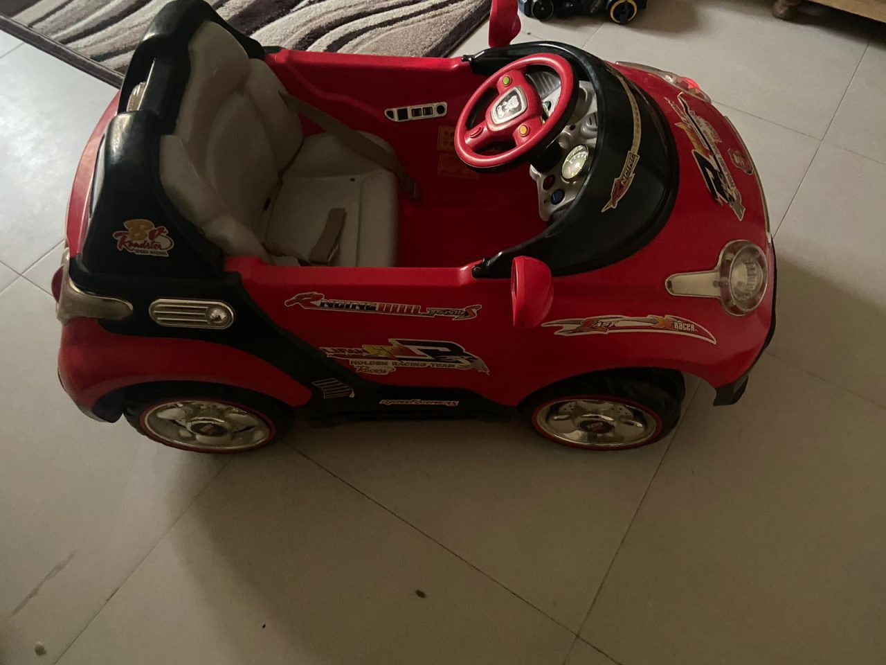 Battery operated kids electric car in mint condition with adapter & remote.