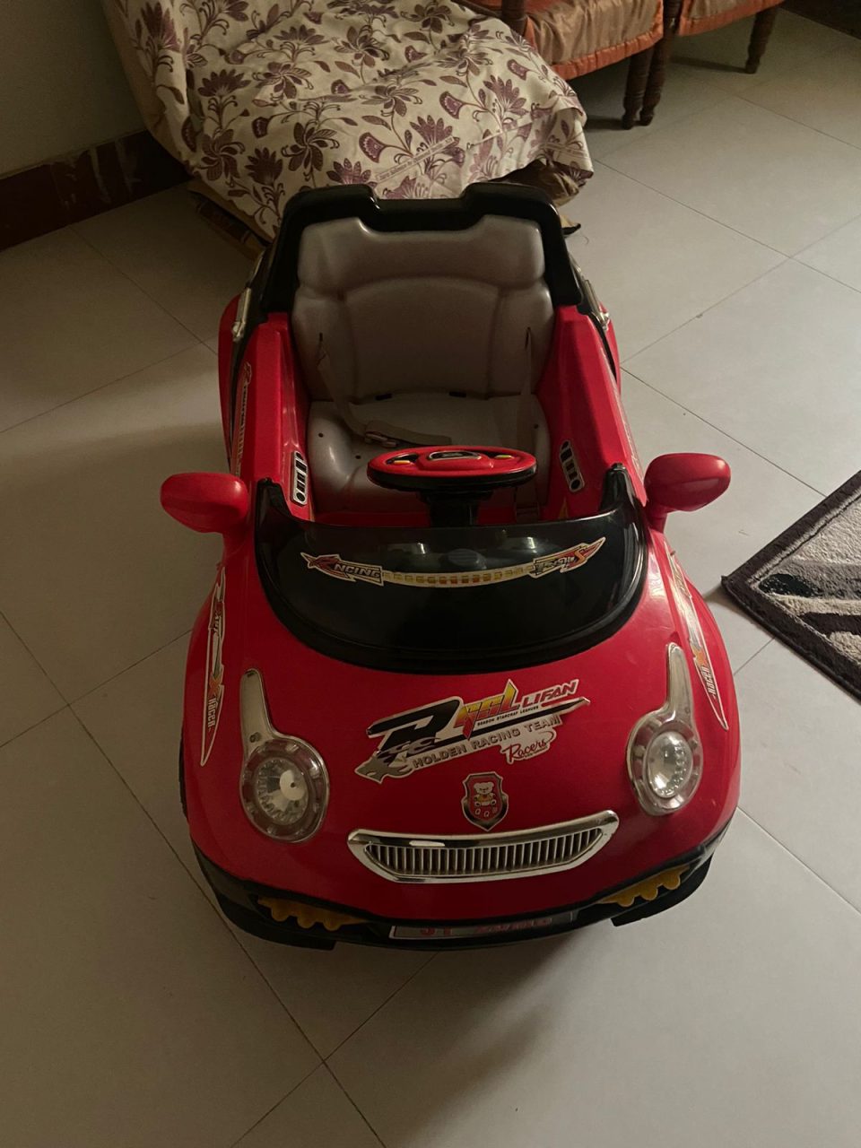 Battery operated kids electric car in mint condition with adapter & remote.